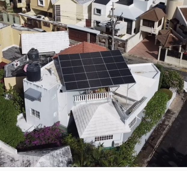Edificio moderno de apartamentos con sistema solar en azotea