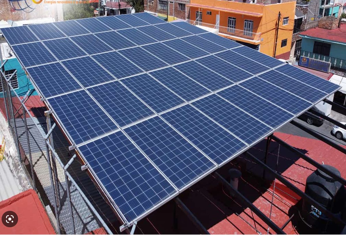 Gran instalación solar comercial con estructura elevada sobre edificio